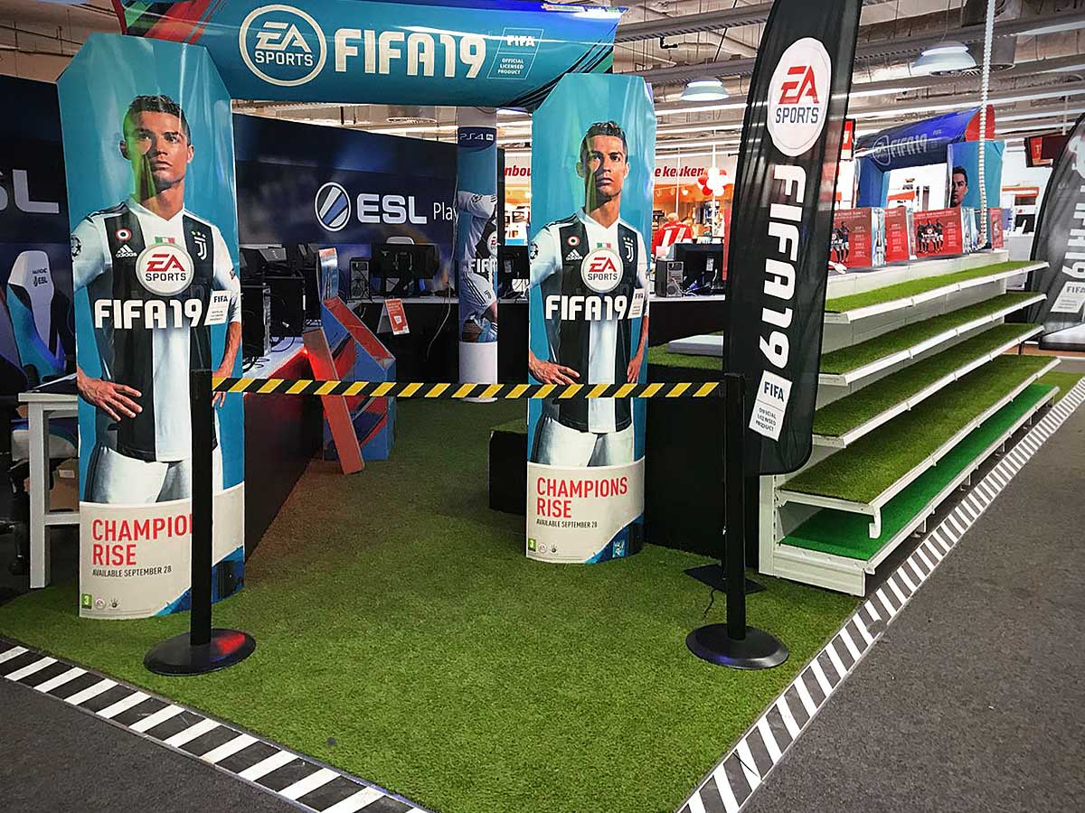 Kunstrasen Isa bei MediaMarkt als Bühne für die Vorstellung des neuen FIFA-Spiels
