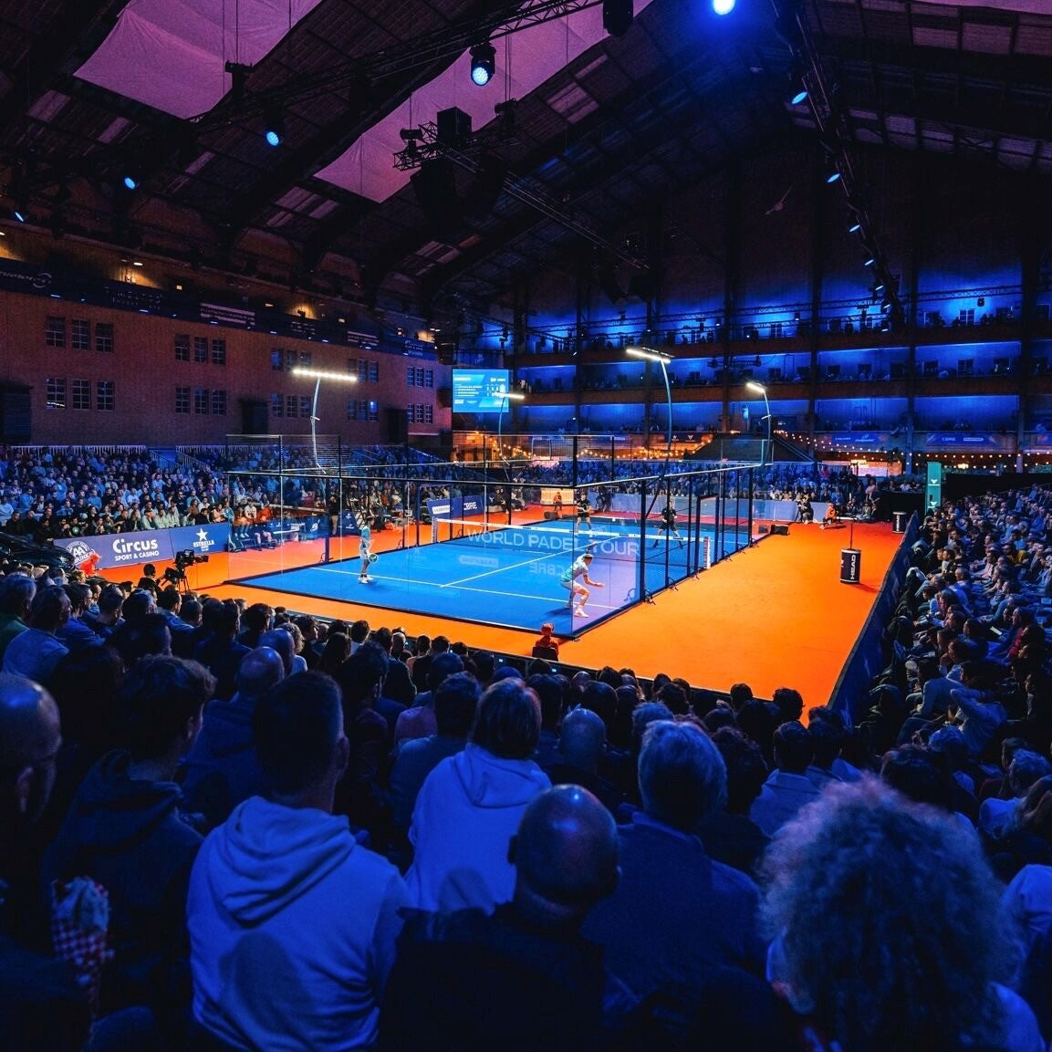 Roter Eventteppich rund um die Padelcourts beim World Padel Tour Amsterdam Open