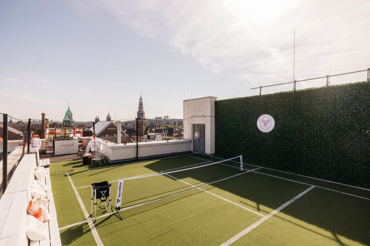 Tennisplatz aus Kunstrasen auf dem Dach von De Bijenkorf in Amsterdam