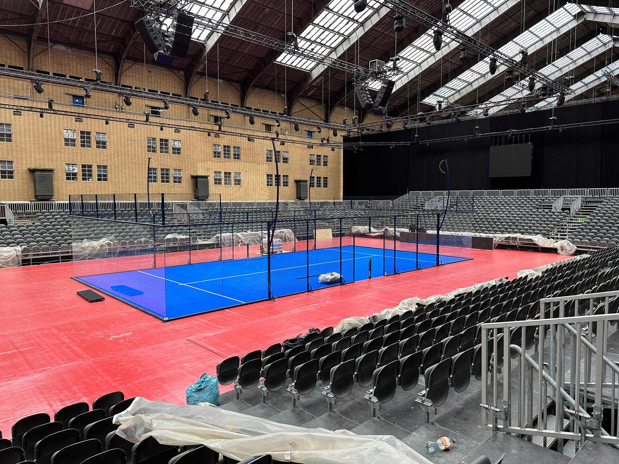 Aufbau des Eventteppichs rund um die Padelcourts in der Centrale Markthal