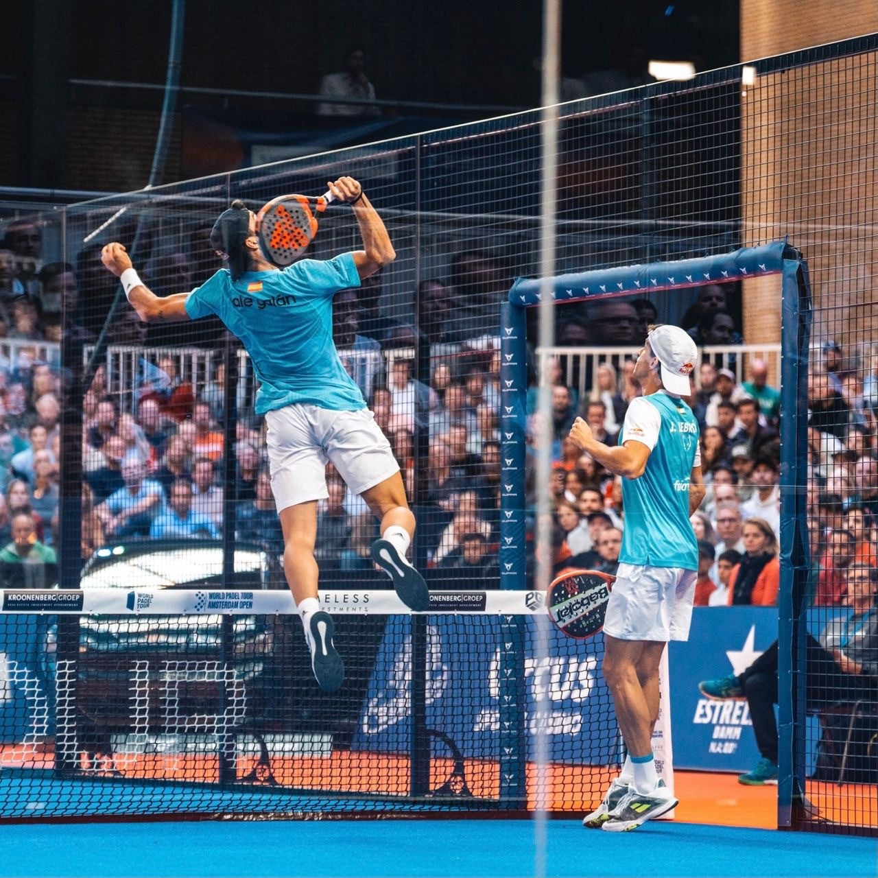 Passgenau zugeschnittener roter Teppich entlang eines Padelcourts